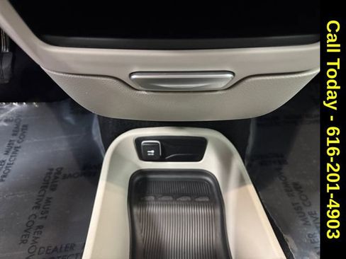 Used 2024 Chrysler Pacifica Touring-L image 16