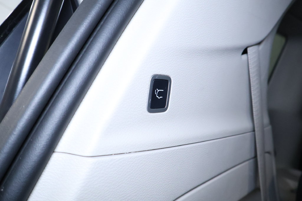 Used 2023 Chrysler Voyager LX FWD image 18