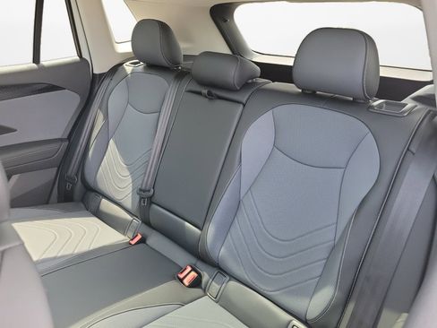 Certified 2025 Volkswagen Tiguan SE w/ Panoramic Sunroof Package image 12