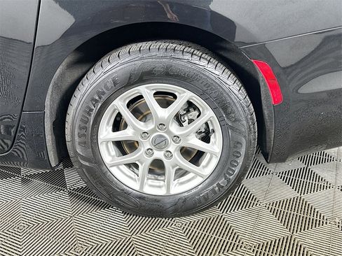 Used 2023 Chrysler Pacifica Touring image 32