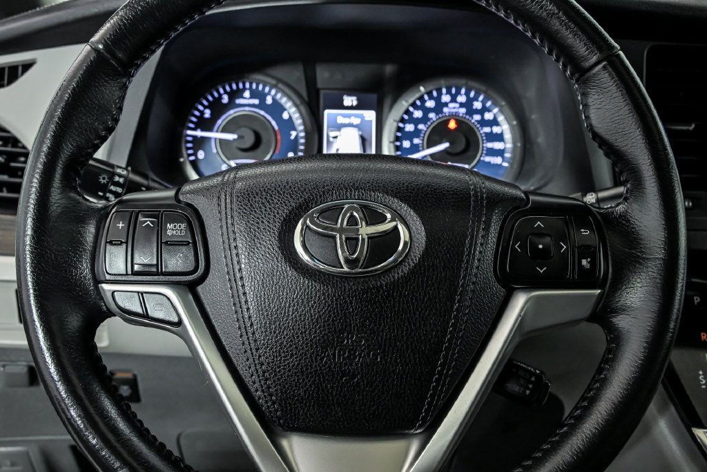 Used 2015 Toyota Sienna XLE FWD image 19