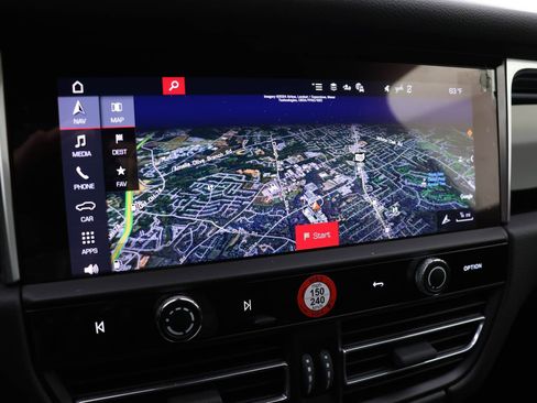 Certified 2024 Porsche Macan image 12