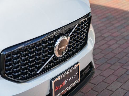Used 2025 Volvo XC40 B5 Plus AWD/4WD image 3