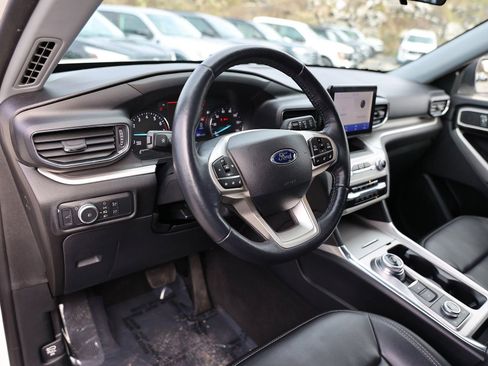 Used 2022 Ford Explorer XLT w/ Equipment Group 202A image 18