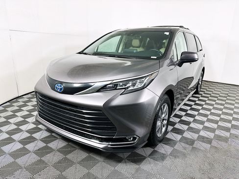 Used 2021 Toyota Sienna XLE image 7