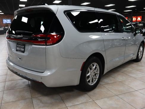 Used 2024 Chrysler Pacifica Touring-L FWD image 7