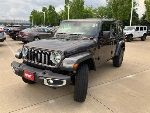 Certified 2025 Jeep Wrangler Unlimited Sahara AWD/4WD image 3