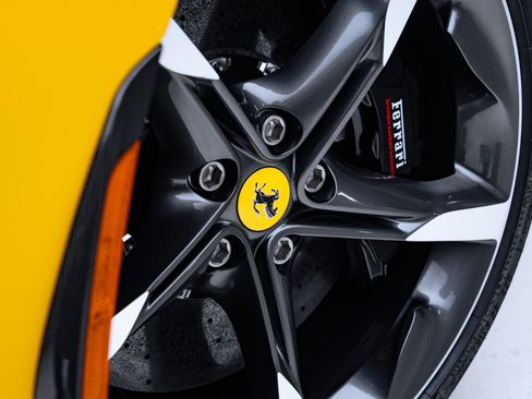 Used 2023 Ferrari SF90 Spider image 33