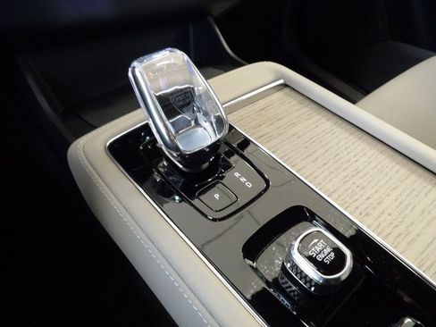 Certified 2025 Volvo XC90 T8 Plus image 24