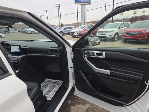 Certified 2022 Ford Explorer XLT w/ Equipment Group 202A image 8