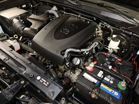 Used 2017 Toyota Tacoma SR image 28