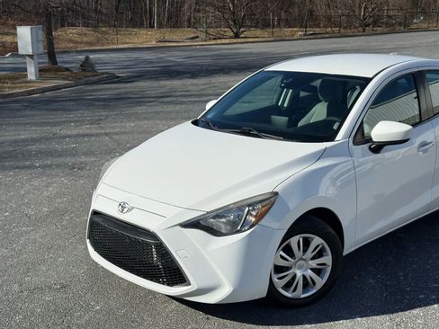 Used 2019 Toyota Yaris L image 2