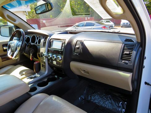 Used 2016 Toyota Sequoia Platinum image 18