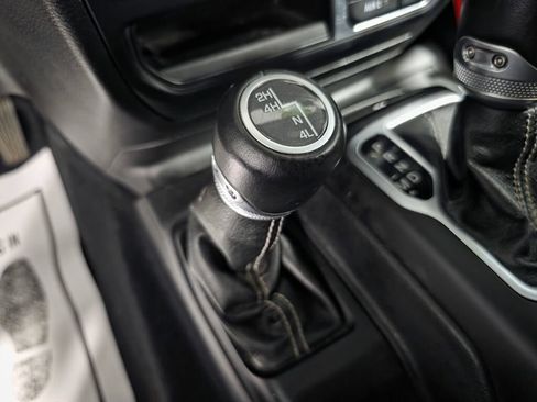 Used 2020 Jeep Gladiator Overland AWD/4WD image 16