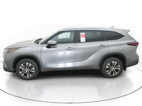 New 2026 Toyota Highlander XLE image 3