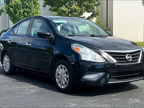Used 2015 Nissan Versa SV FWD image 2