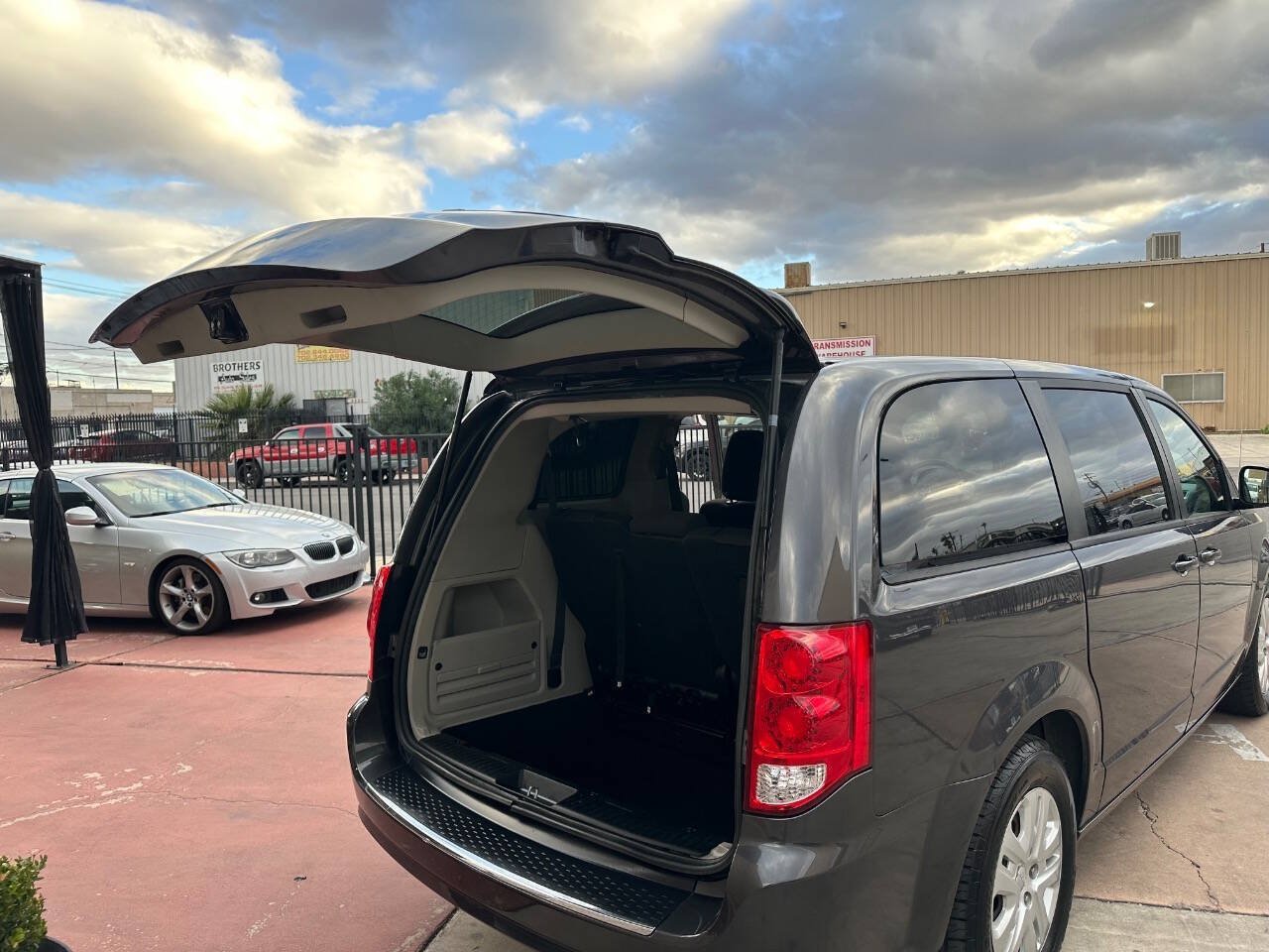Used 2018 Dodge Grand Caravan SE w/ UConnect Hands-Free Group FWD image 15