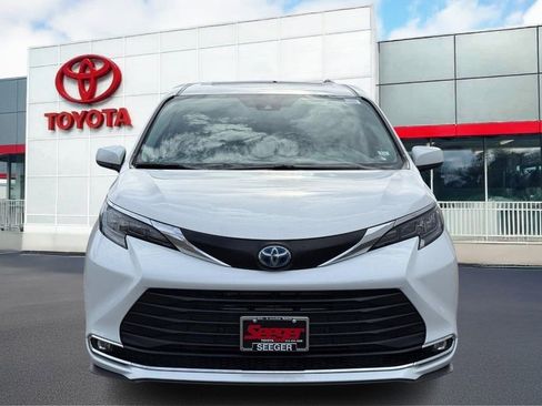 Used 2024 Toyota Sienna XLE image 10