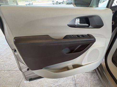 Used 2017 Chrysler Pacifica Touring-L w/ Tire & Wheel Group image 20