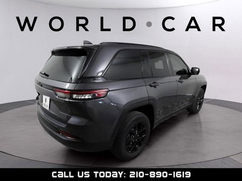 Used 2024 Jeep Grand Cherokee Altitude image 7