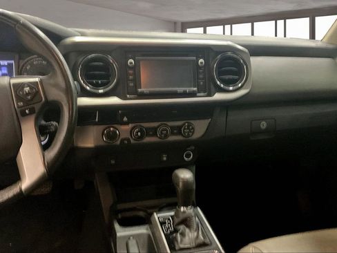 Used 2017 Toyota Tacoma SR image 4