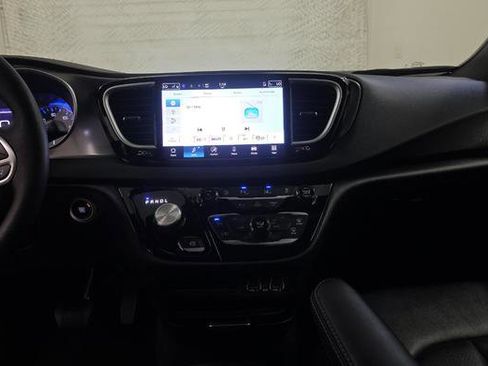Used 2025 Chrysler Pacifica Select image 5