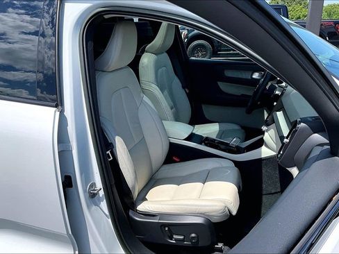 Used 2023 Volvo XC40 B5 Plus AWD/4WD image 31