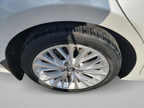 Used 2019 Toyota Camry XLE image 11