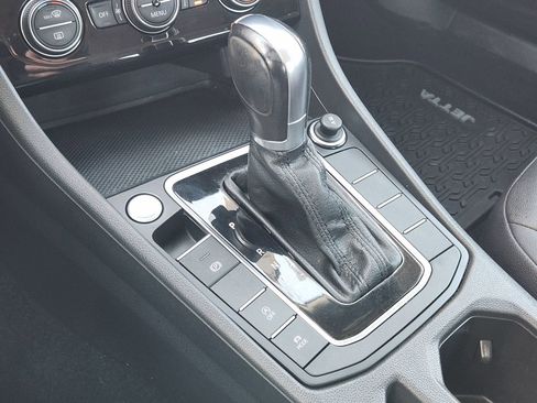 Used 2019 Volkswagen Jetta SEL w/ Cold Weather Package image 19