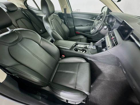 Used 2025 Genesis G70 2.5T image 32