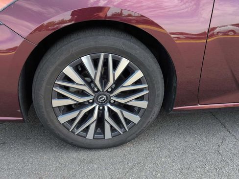 Used 2024 Nissan Altima 2.5 SV FWD image 14