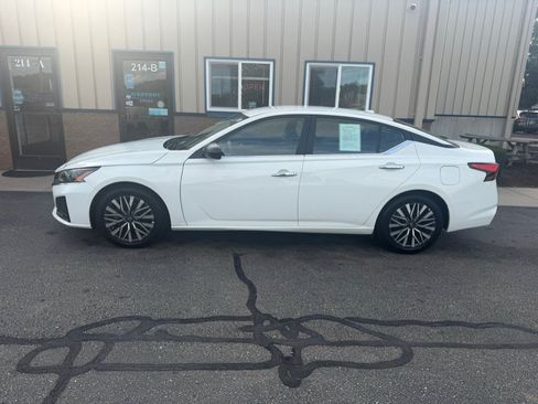 Used 2025 Nissan Altima 2.5 SV FWD image 4