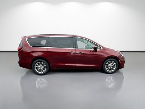 Used 2021 Chrysler Pacifica Touring-L w/ Premium & Safety Sphere Group FWD image 2
