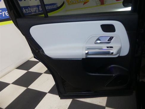 Used 2021 Mercedes-Benz GLB 250 4MATIC image 32