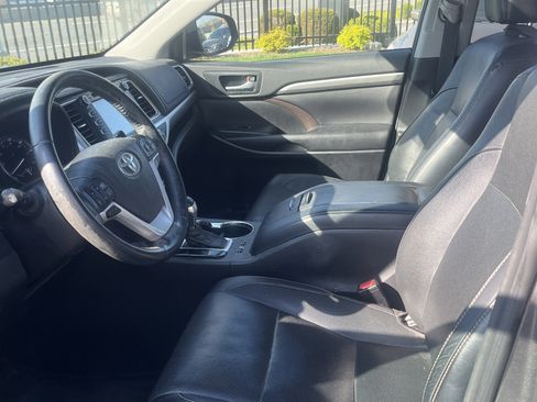 Used 2017 Toyota Highlander Limited w/ Carpet Mat Package image 5
