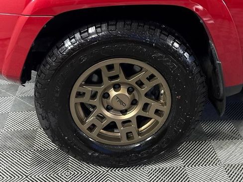 Used 2020 Toyota 4Runner SR5 Premium w/ Moonroof Package RWD image 16