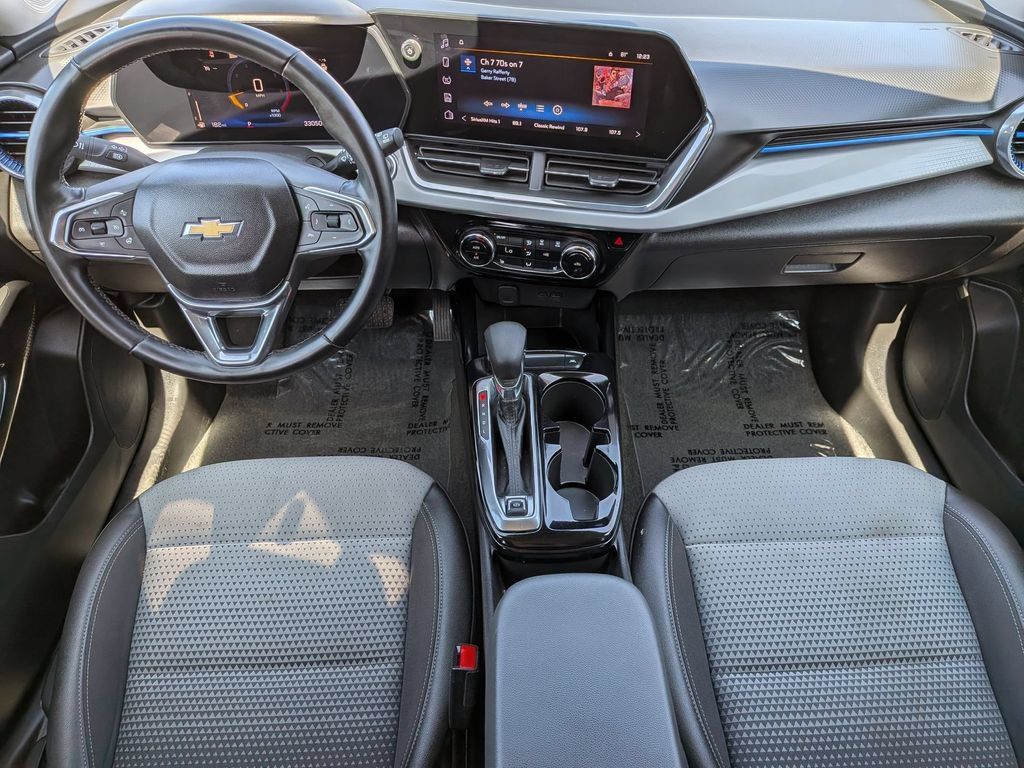 Used 2025 Chevrolet Trax LT w/ LT Convenience Package FWD image 24