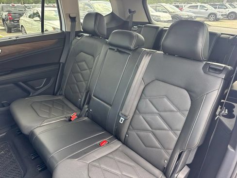 Used 2024 Volkswagen Atlas SE w/ Panoramic Sunroof Package FWD image 11