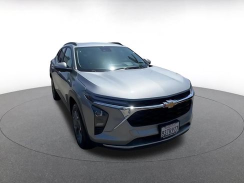 Used 2025 Chevrolet Trax LT FWD image 3