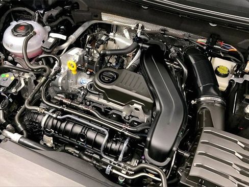 Used 2025 Volkswagen Taos SE image 31