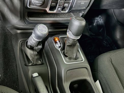 Used 2023 Jeep Gladiator Sport AWD/4WD image 16
