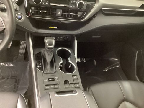 Used 2023 Toyota Highlander XLE AWD/4WD image 16