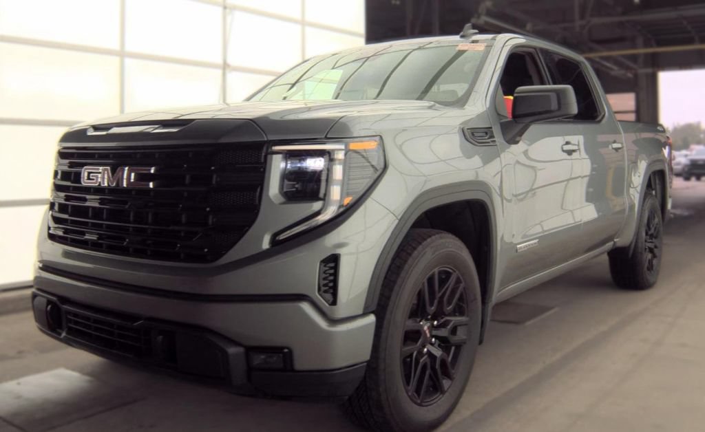 Used 2025 GMC Sierra 1500 Elevation AWD/4WD image 1
