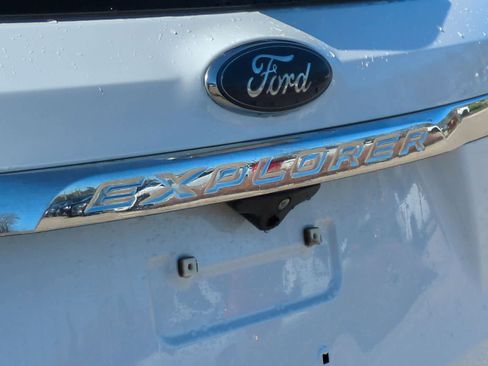 Used 2017 Ford Explorer XLT w/ Equipment Group 201A AWD/4WD image 13