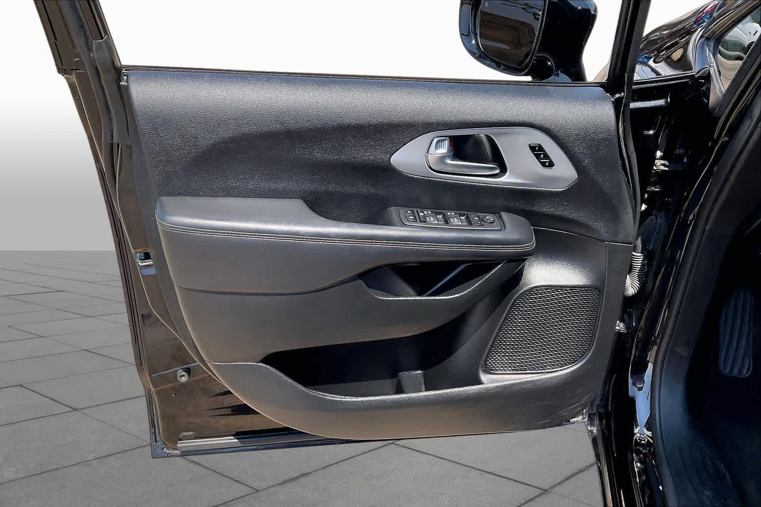 Used 2025 Chrysler Pacifica Limited FWD image 22