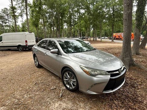 Used 2015 Toyota Camry SE FWD image 3