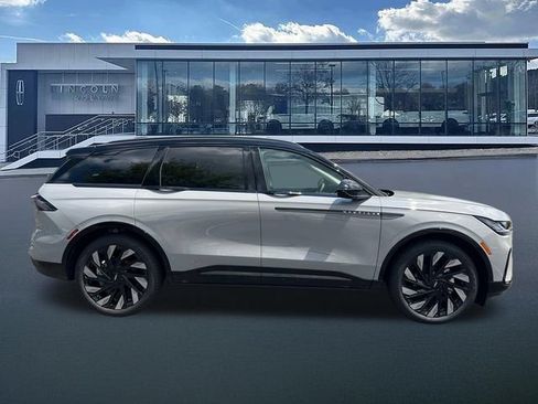 New 2026 Lincoln Nautilus Reserve w/ Jet Appearance Package AWD/4WD image 9