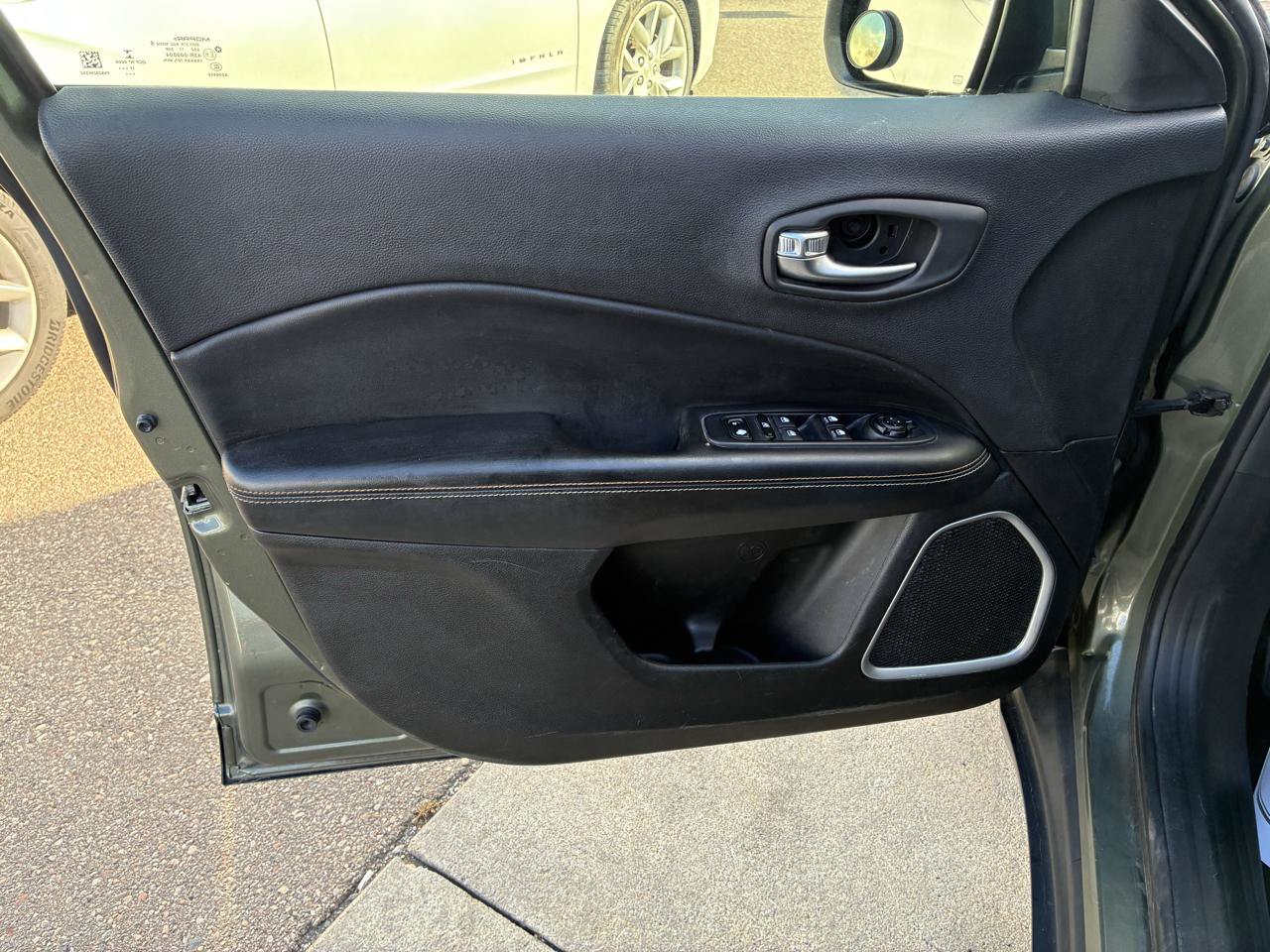 Used 2018 Jeep Compass Latitude w/ Popular Equipment Group FWD image 9