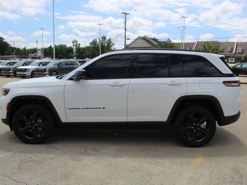 Used 2023 Jeep Grand Cherokee Altitude AWD/4WD image 2