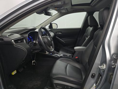 Used 2022 Toyota Corolla Cross XLE w/ Convenience Package image 8